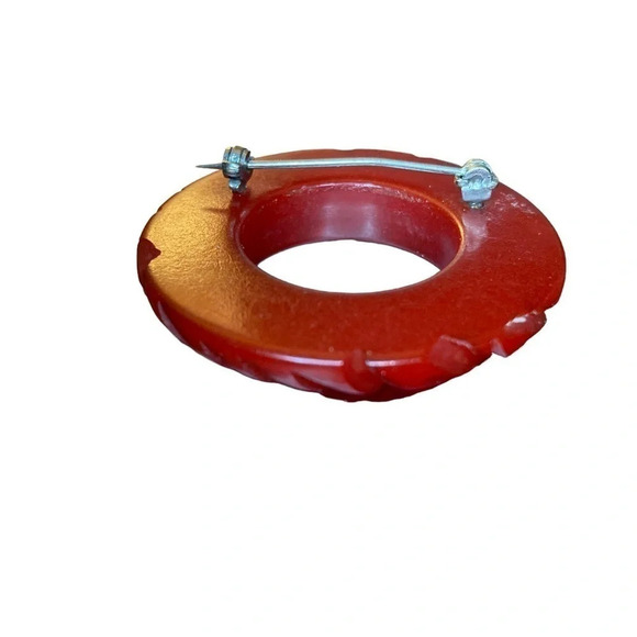 Bakelite Vintage 1940s Cherry Red Very Heavy Carved Art Deco Wreath Brooch Pin - Picture 4 of 4